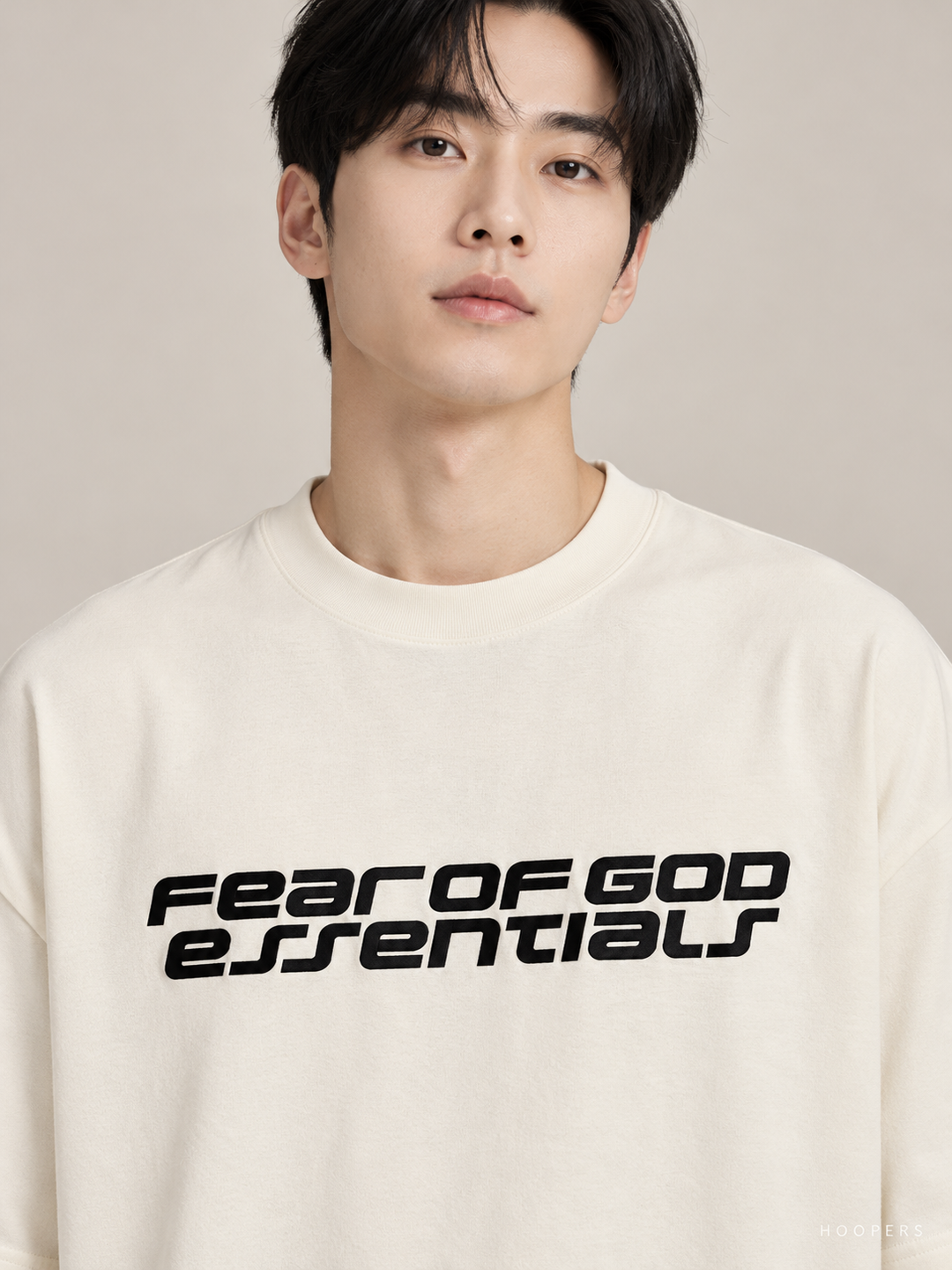 חולצת אוברסייז Fear of God Essentials – Racing שמנת – תקריב