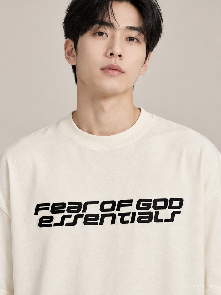 חולצת אוברסייז Fear of God Essentials – Racing שמנת – תקריב
