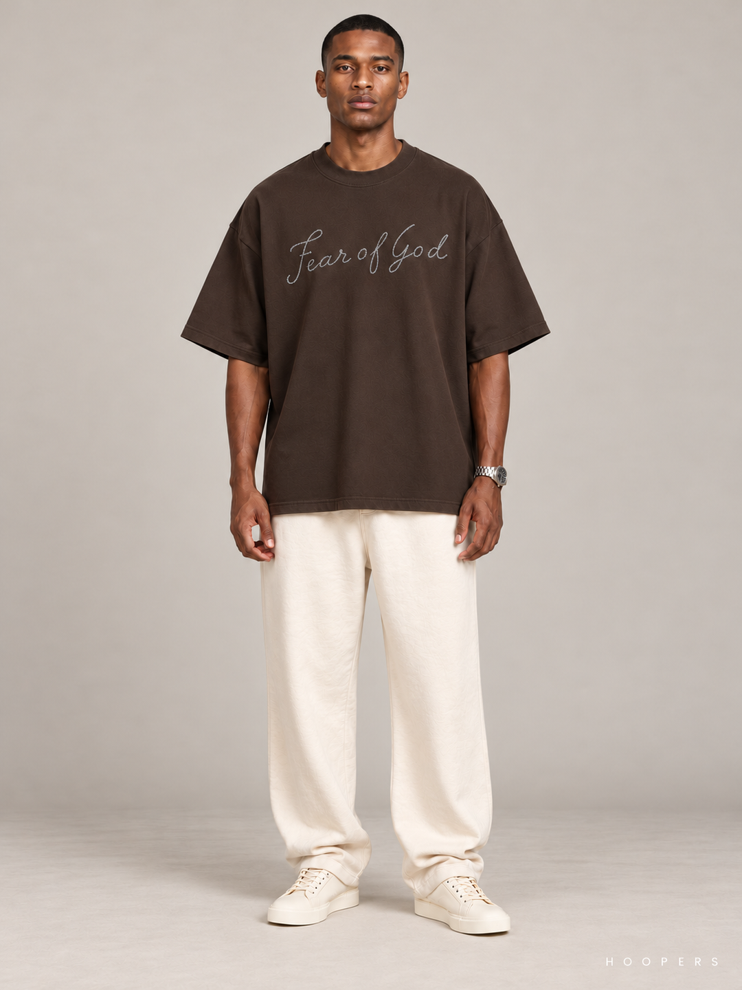 חולצת Fear of God Essentials – Script 43 חום שוקולד – חזית