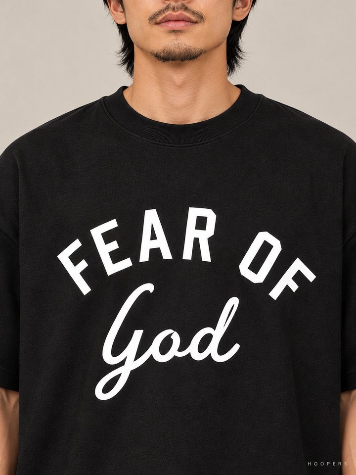 חולצת Fear of God Essentials – God Script שחור – תקריב