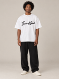 חולצת Fear of God Essentials – Script לבן | HOOPERS