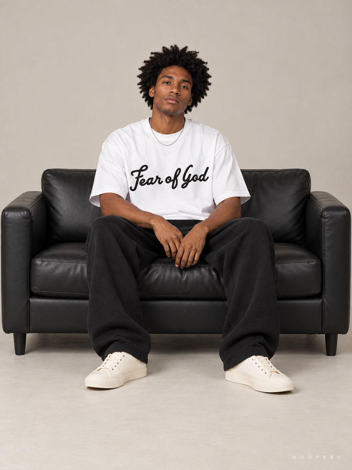 חולצת Fear of God Essentials – Script לבן – סטודיו