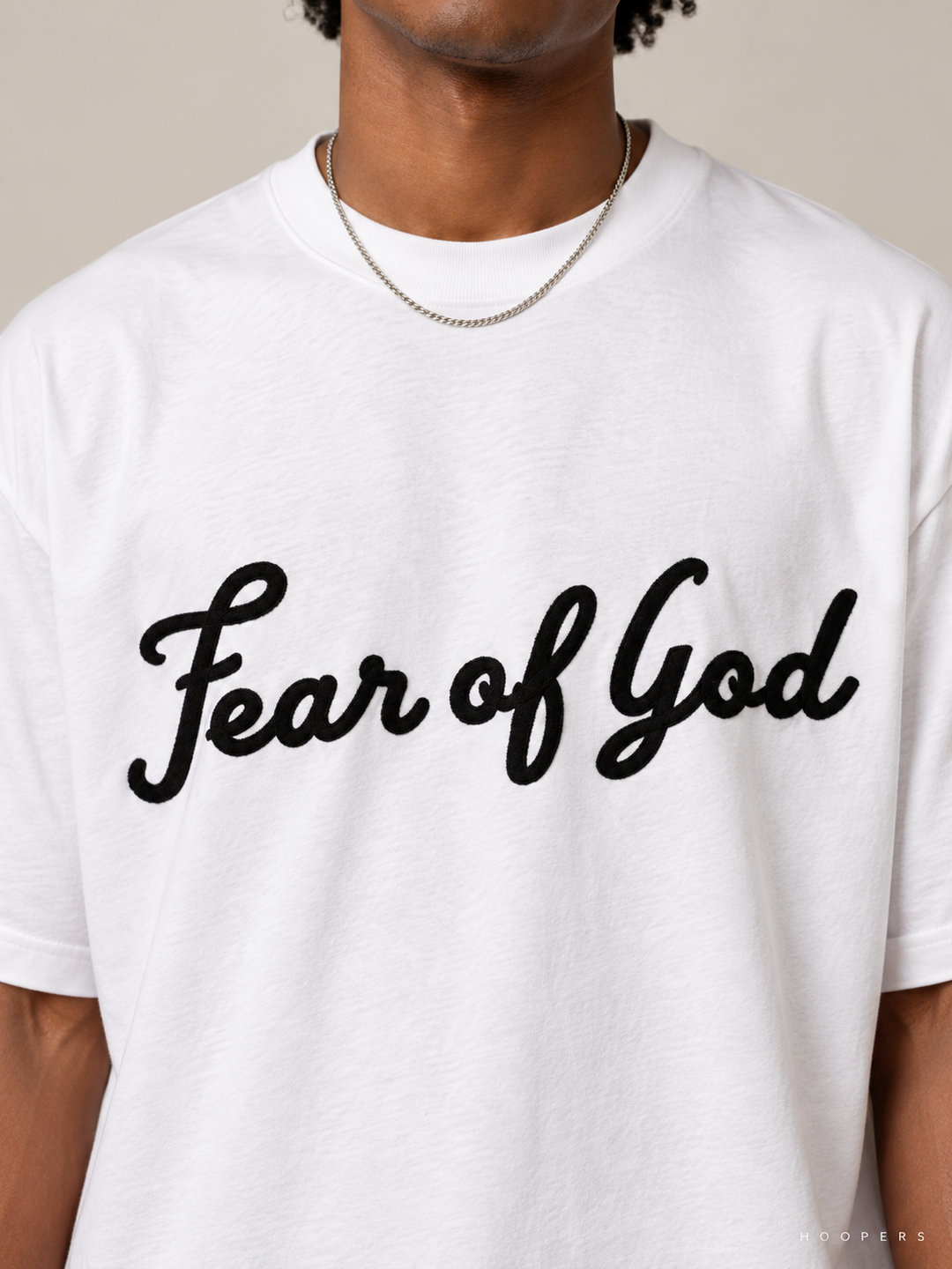 חולצת Fear of God Essentials – Script לבן – תקריב
