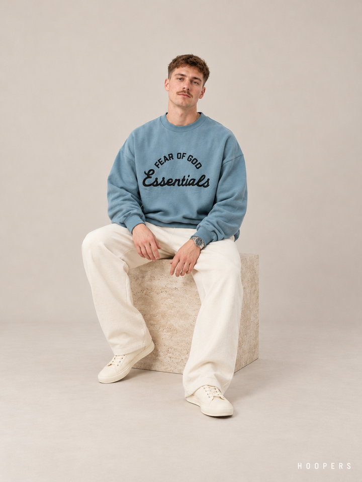 סווטשירט Fear of God Essentials – Big Script כחול-טורקיז – סטודיו