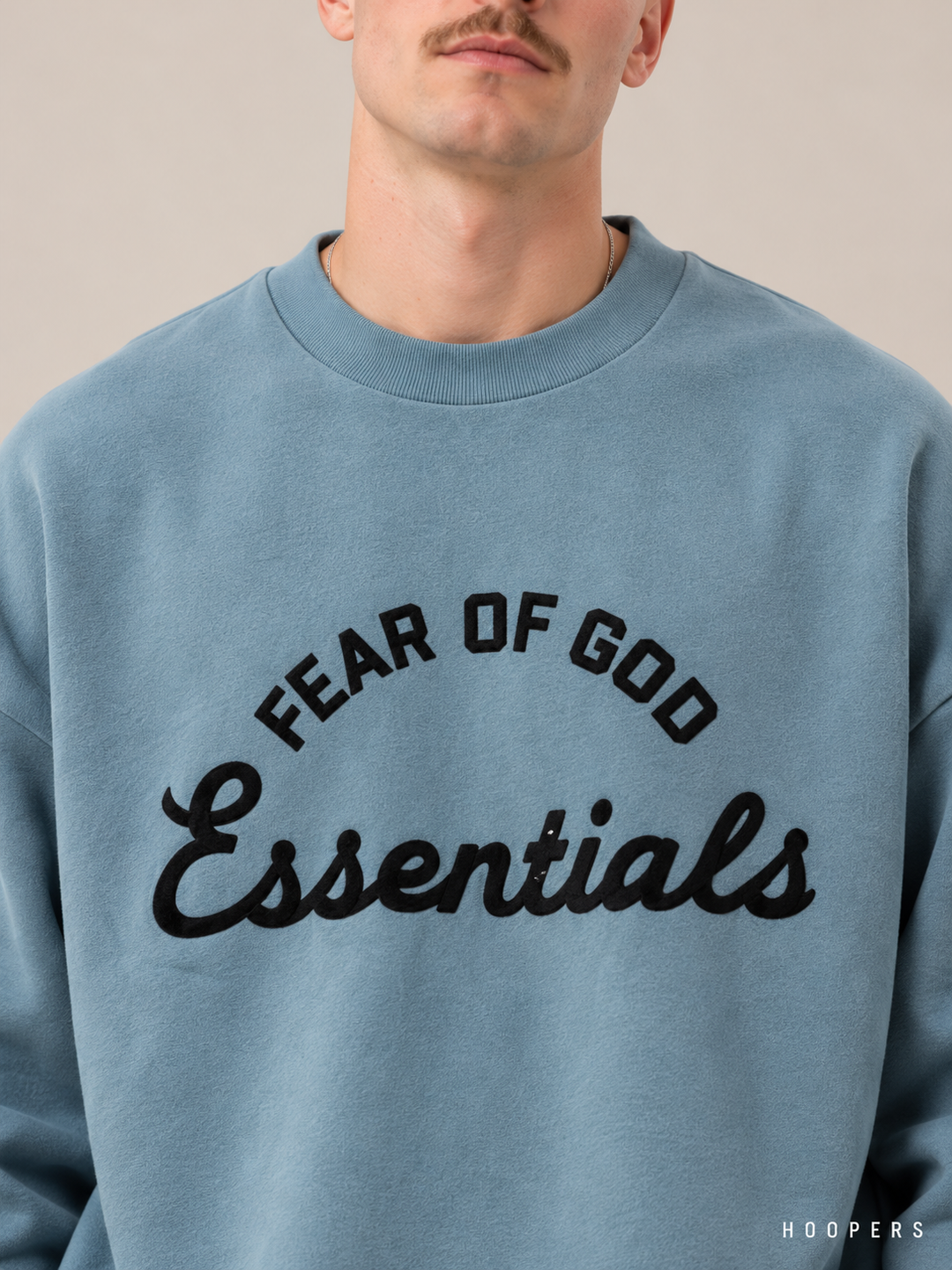 סווטשירט Fear of God Essentials – Big Script כחול-טורקיז – תקריב