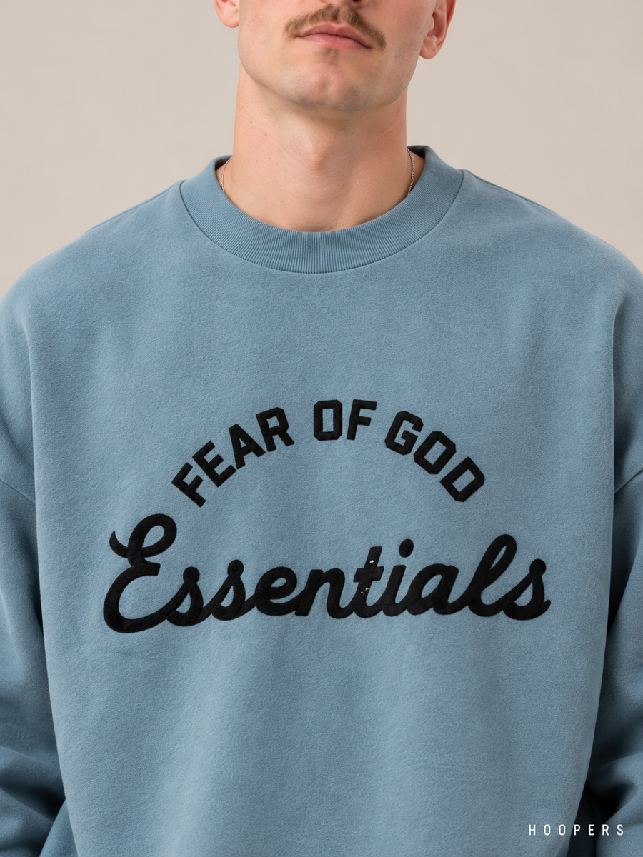 סווטשירט Fear of God Essentials – Big Script כחול-טורקיז | HOOPERS