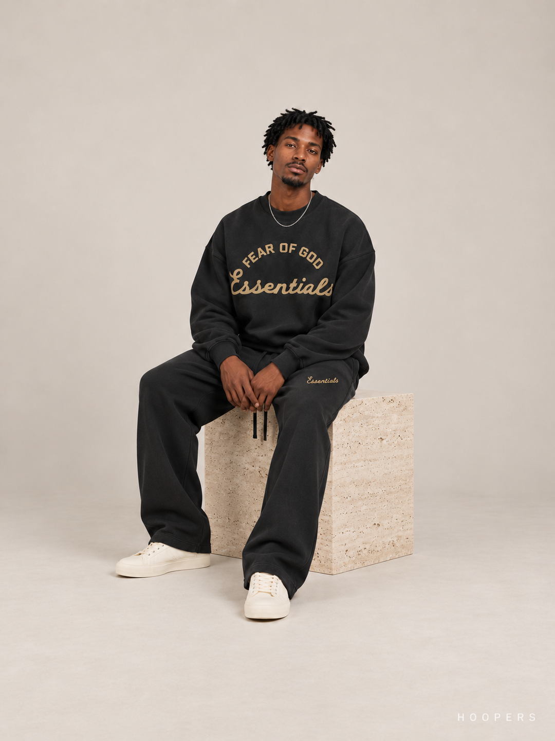 סווטשירט Fear of God Essentials – Big Script שחור דהוי – סטודיו