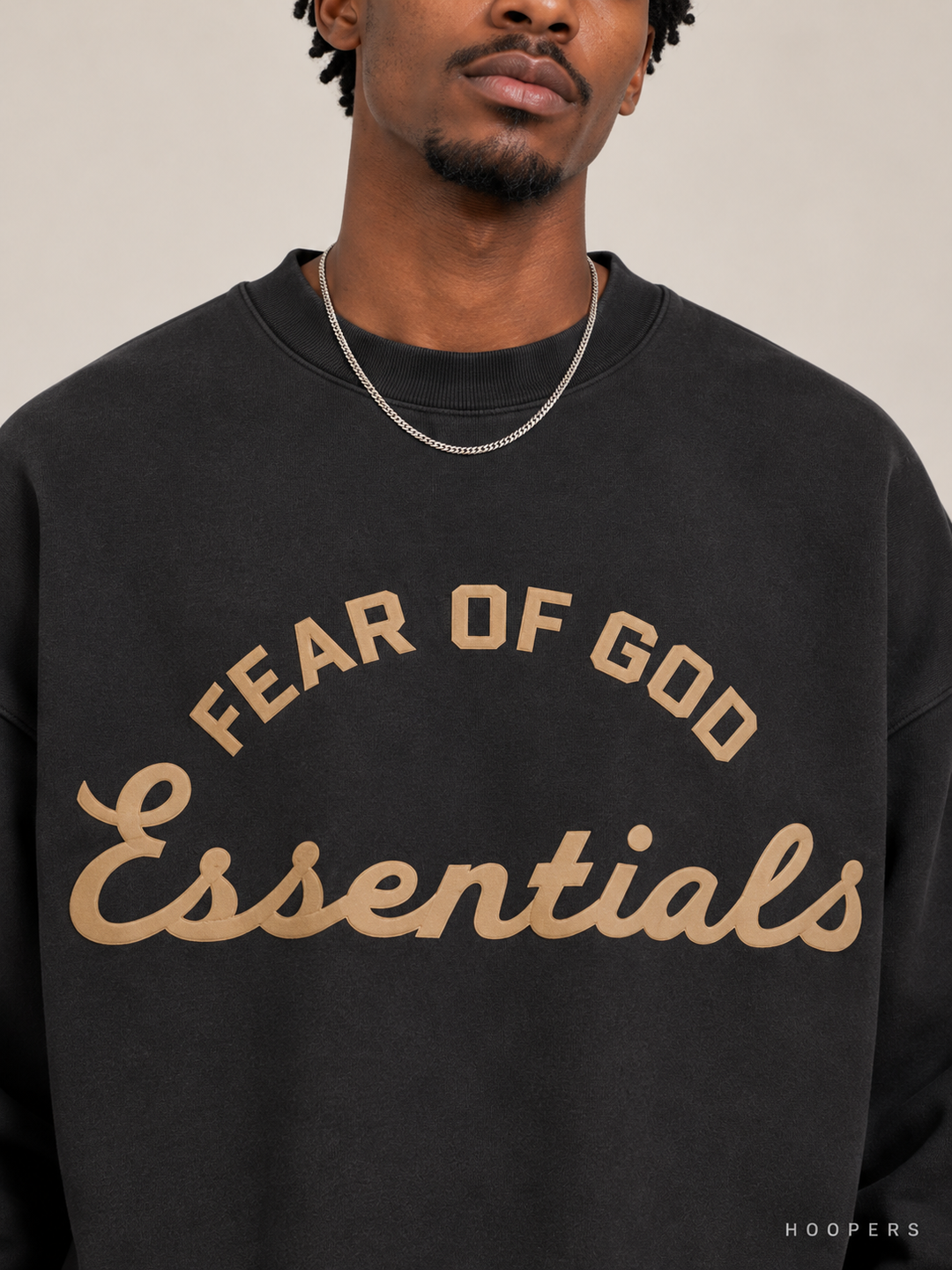סווטשירט Fear of God Essentials – Big Script שחור דהוי – תקריב