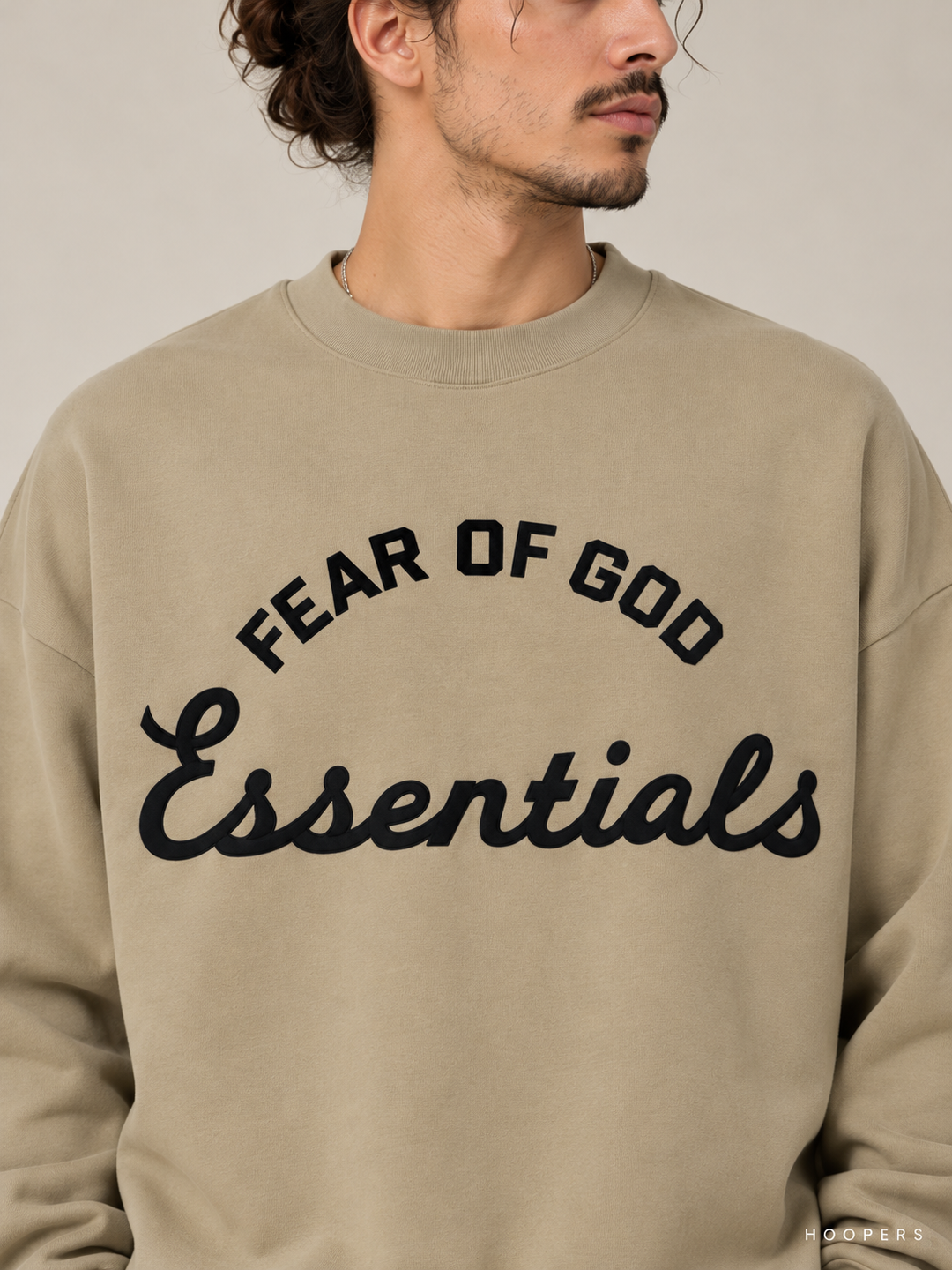 סווטשירט Fear of God Essentials – Big Script חאקי – תקריב
