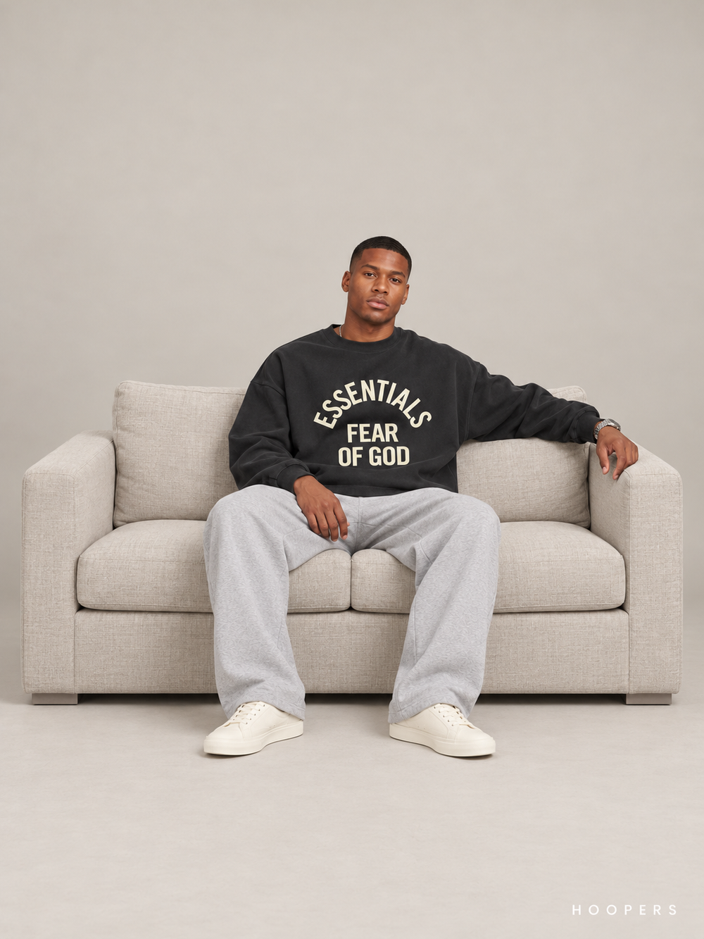 סווטשירט Fear of God Essentials – Arch Logo שחור דהוי | HOOPERS