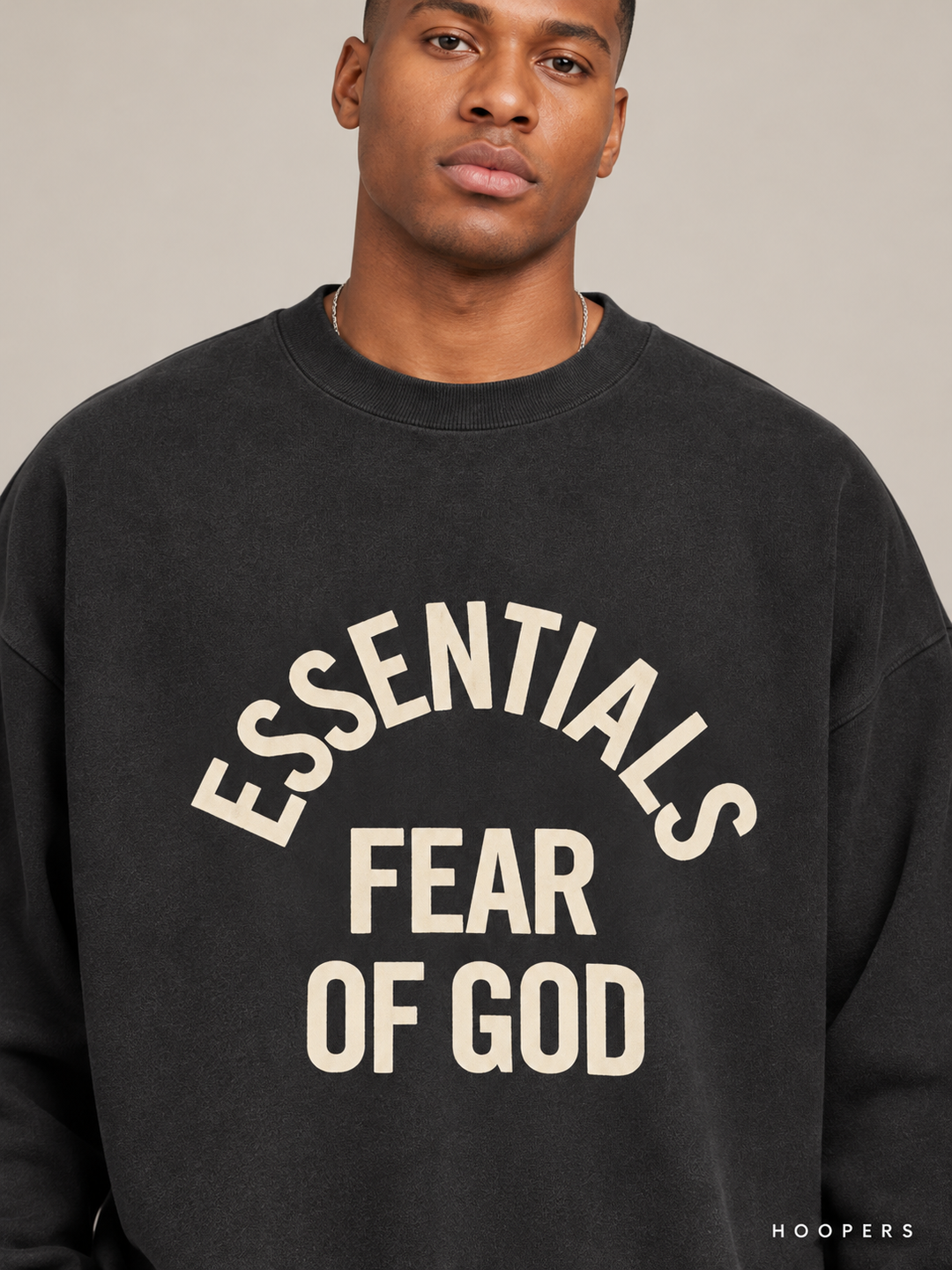 סווטשירט Fear of God Essentials – Arch Logo שחור דהוי – תקריב