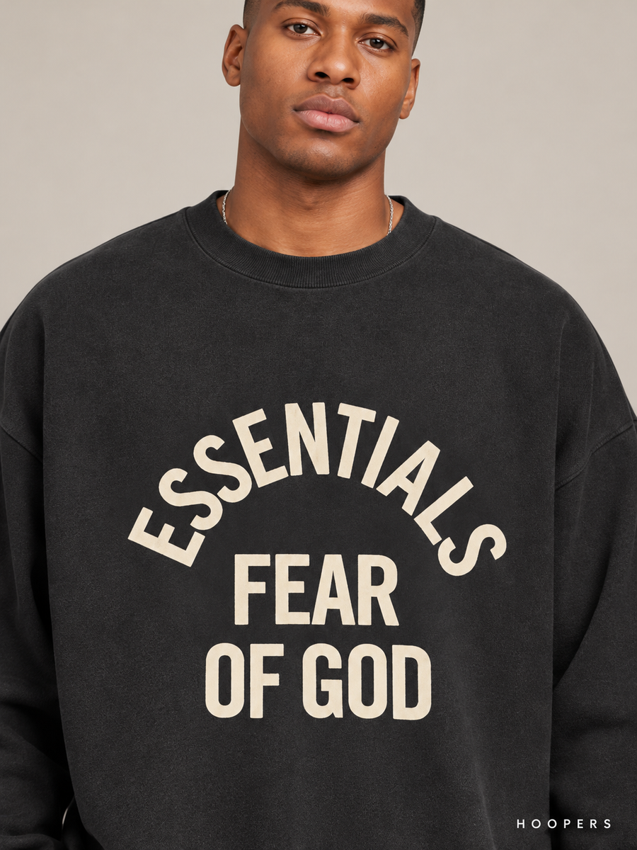 סווטשירט Fear of God Essentials – Arch Logo שחור דהוי | HOOPERS