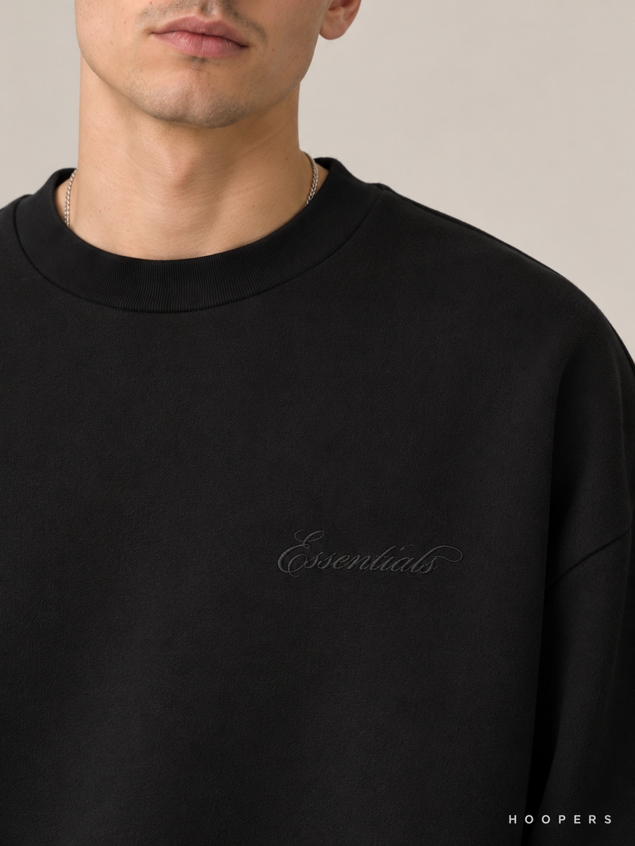 סווטשירט Fear of God Essentials – Script שחור | HOOPERS