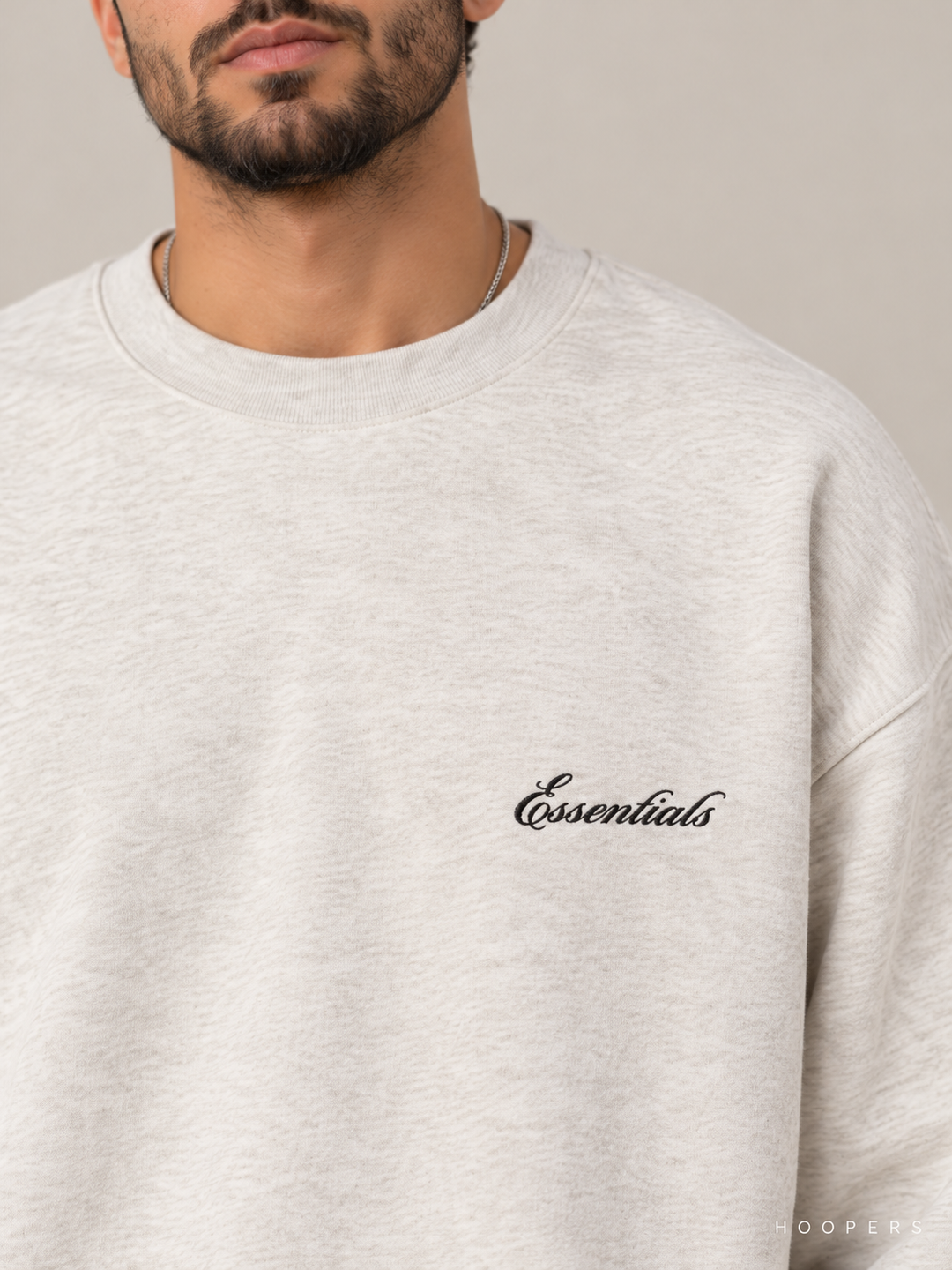 סווטשירט Fear of God Essentials – Script שמנת מלאנז' – תקריב