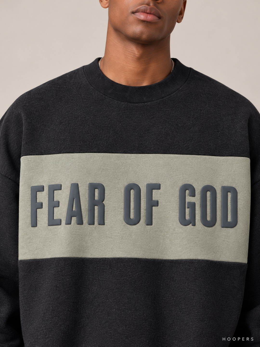 סווטשירט Fear of God Essentials – Band שחור מלאנז' – תקריב
