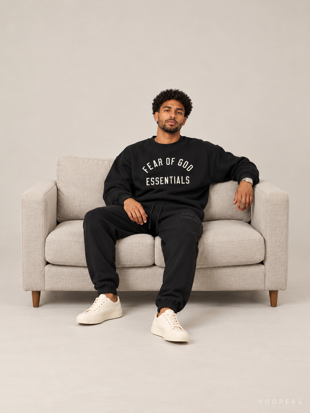 סווטשירט Fear of God Essentials – Arch שחור | HOOPERS