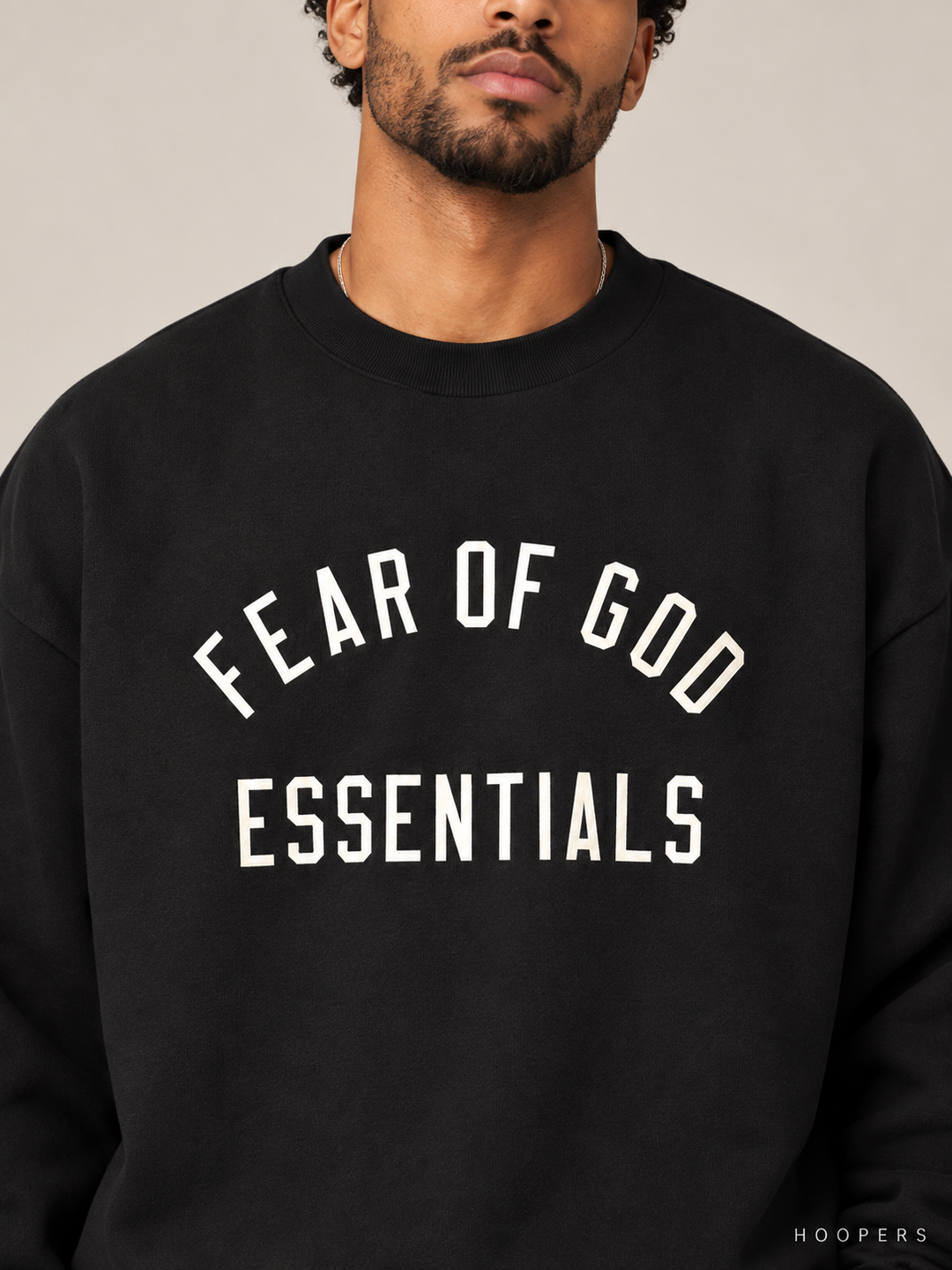סווטשירט Fear of God Essentials – Arch שחור – תקריב