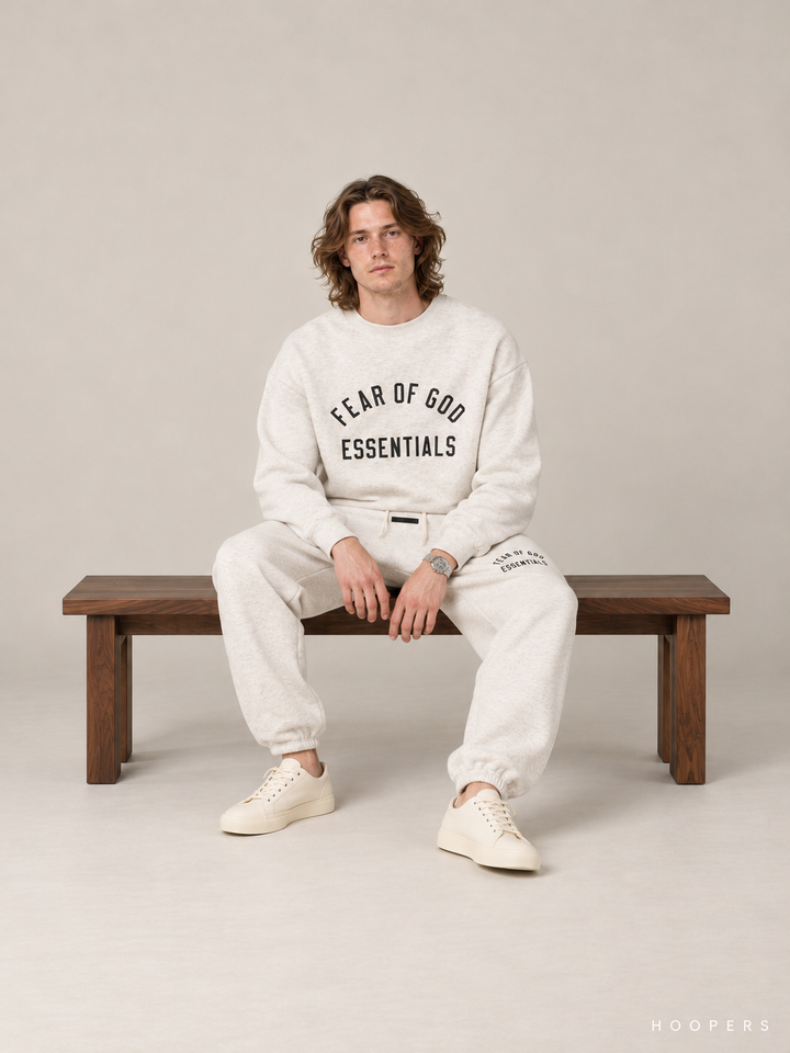 סווטשירט Fear of God Essentials – Arch שמנת מלאנז' – סטודיו
