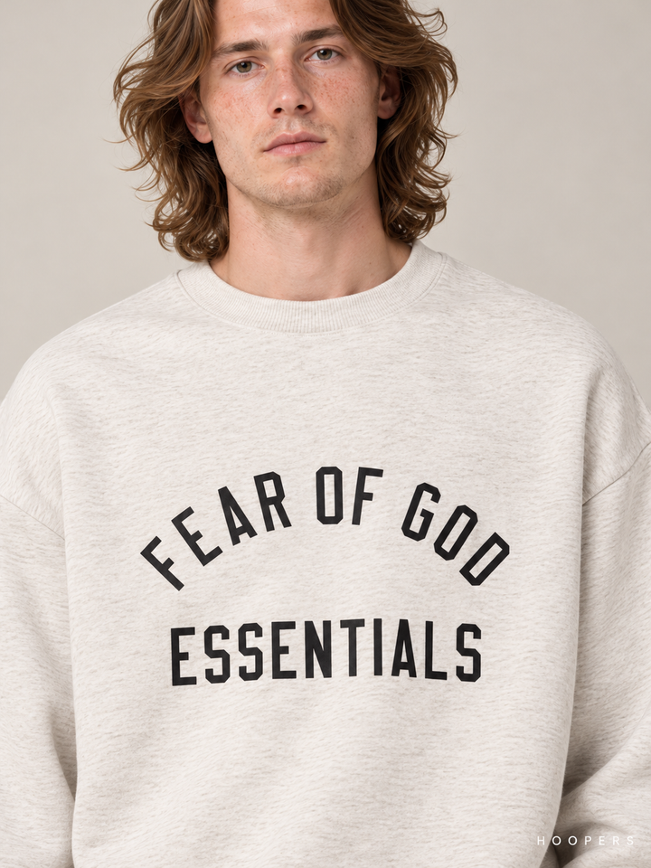 סווטשירט Fear of God Essentials – Arch שמנת מלאנז' – תקריב
