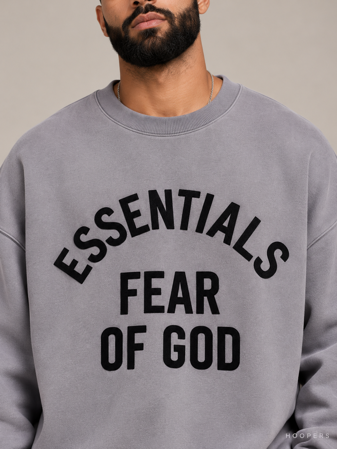 סווטשירט Fear of God Essentials – Arch Logo אפור – תקריב