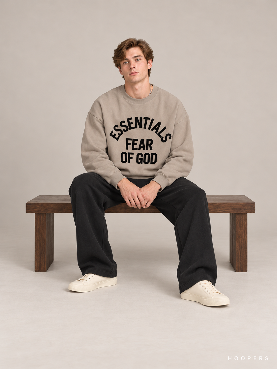 סווטשירט Fear of God Essentials – Arch Logo חול – סטודיו