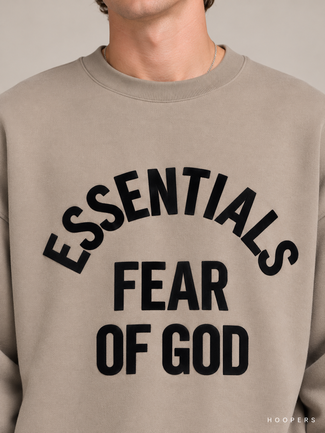 סווטשירט Fear of God Essentials – Arch Logo חול – תקריב