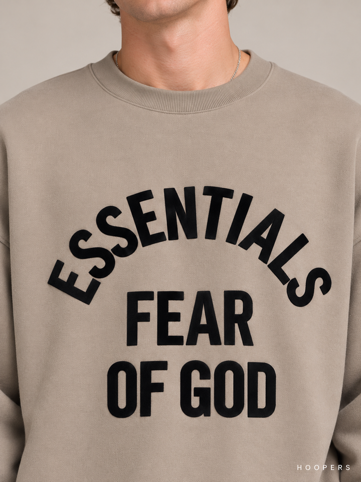 סווטשירט Fear of God Essentials – Arch Logo חול – תקריב