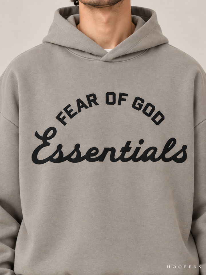 קפוצ'ון Fear of God Essentials – Big Script אפור – תקריב