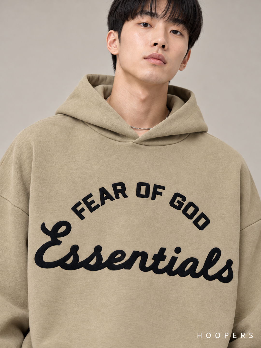 קפוצ'ון Fear of God Essentials – Big Script חאקי – תקריב