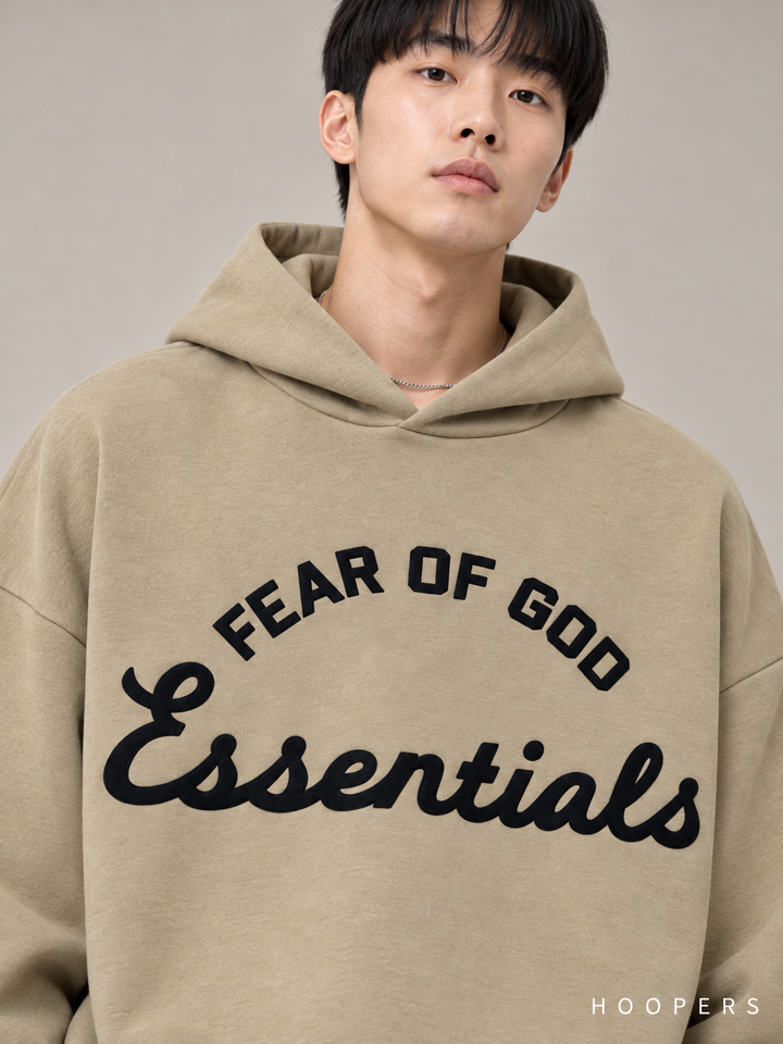 קפוצ'ון Fear of God Essentials – Big Script חאקי – תקריב