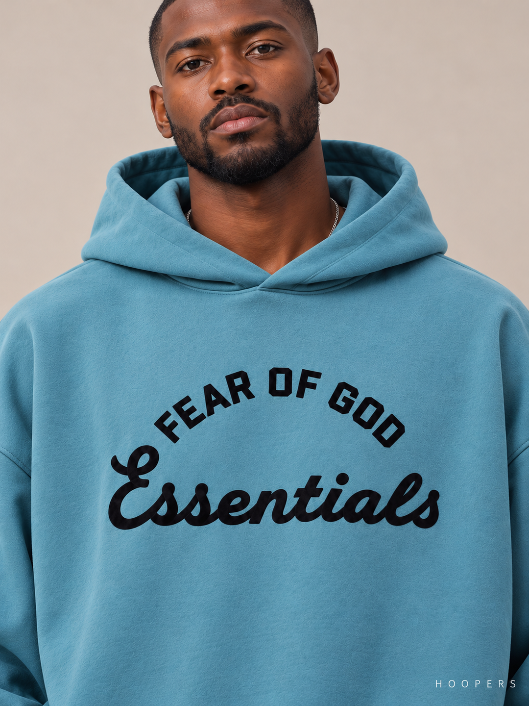 קפוצ'ון Fear of God Essentials – Big Script כחול-טורקיז – תקריב