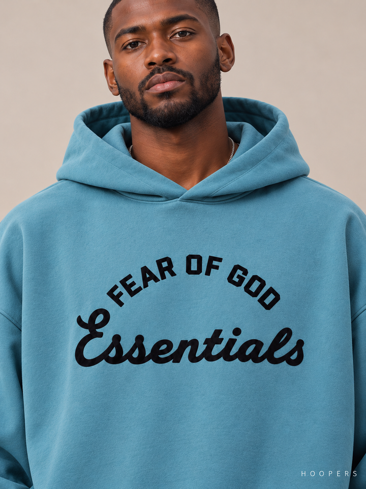 קפוצ'ון Fear of God Essentials – Big Script כחול-טורקיז – תקריב