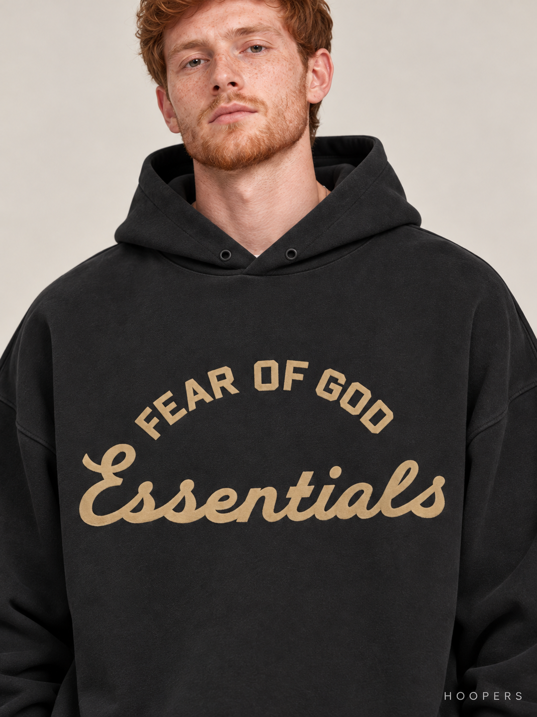 קפוצ'ון Fear of God Essentials – Big Script שחור דהוי – תקריב