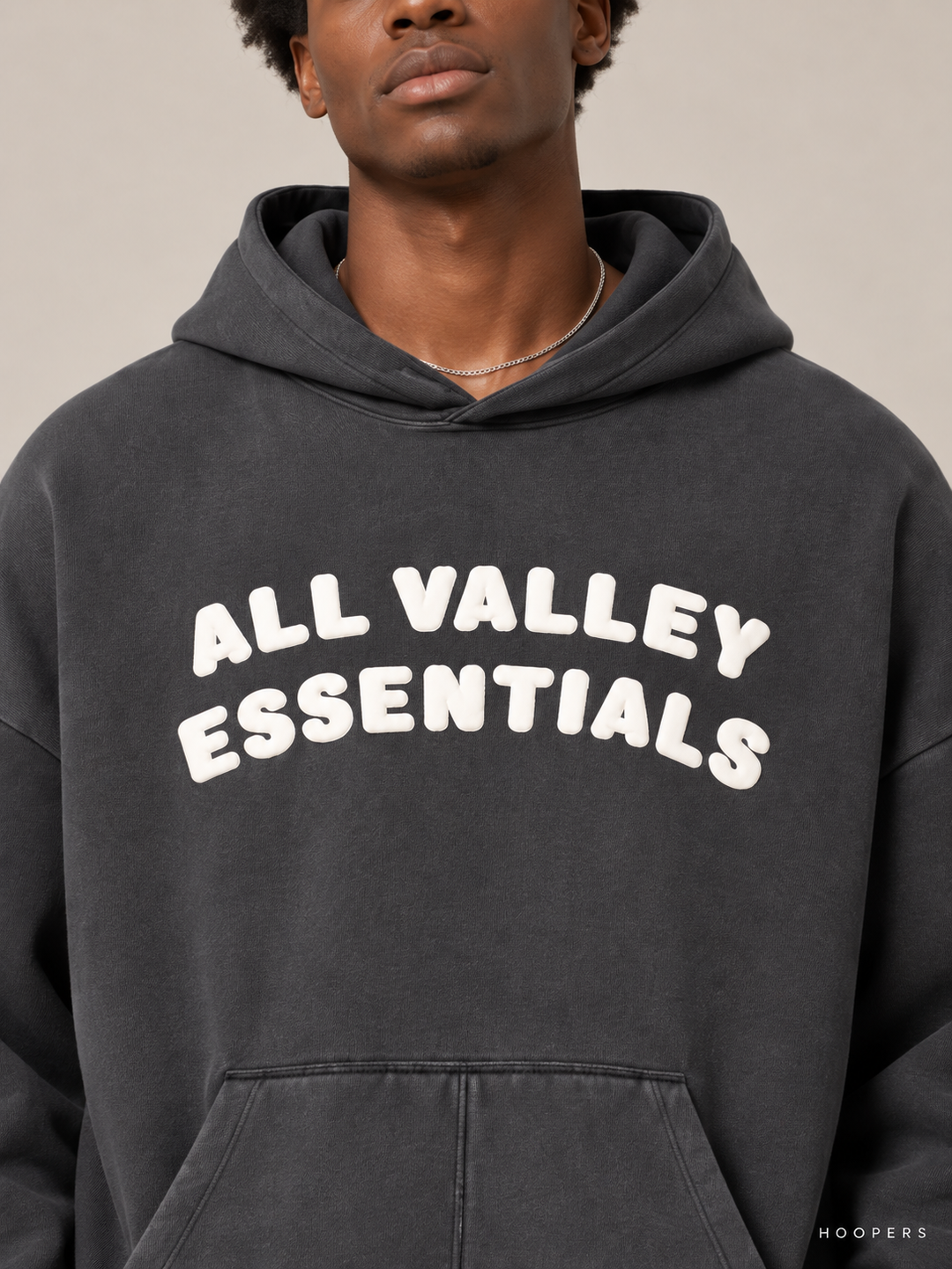 קפוצ'ון Fear of God Essentials – All Valley אפור פחם מכובס – תקריב