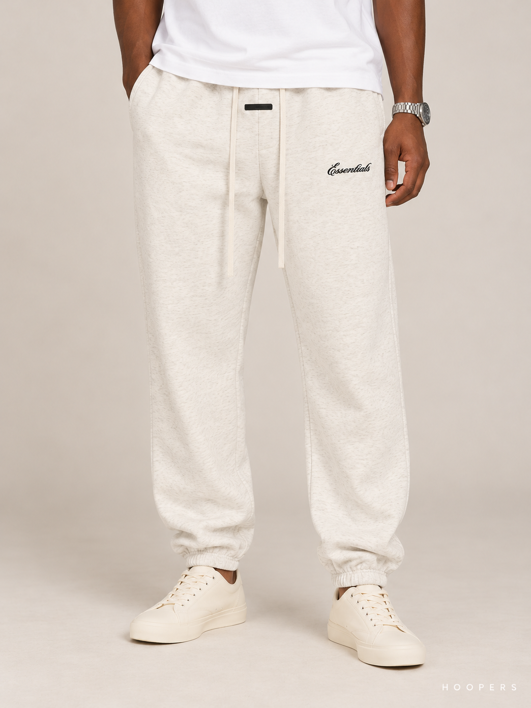מכנס טרנינג Fear of God Essentials – Script Jogger שמנת מלאנז' – תקריב