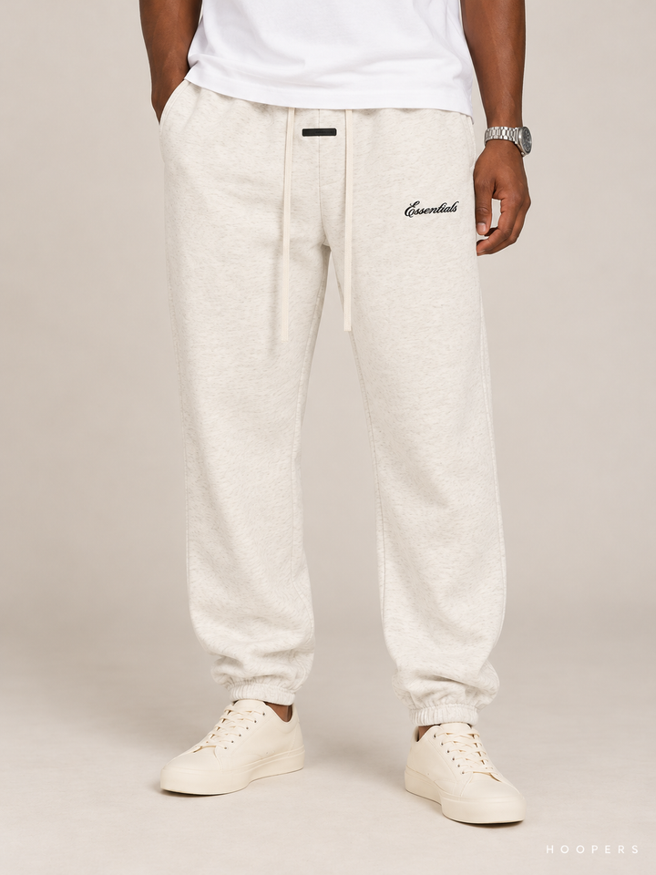 מכנס טרנינג Fear of God Essentials – Script Jogger שמנת מלאנז' – תקריב