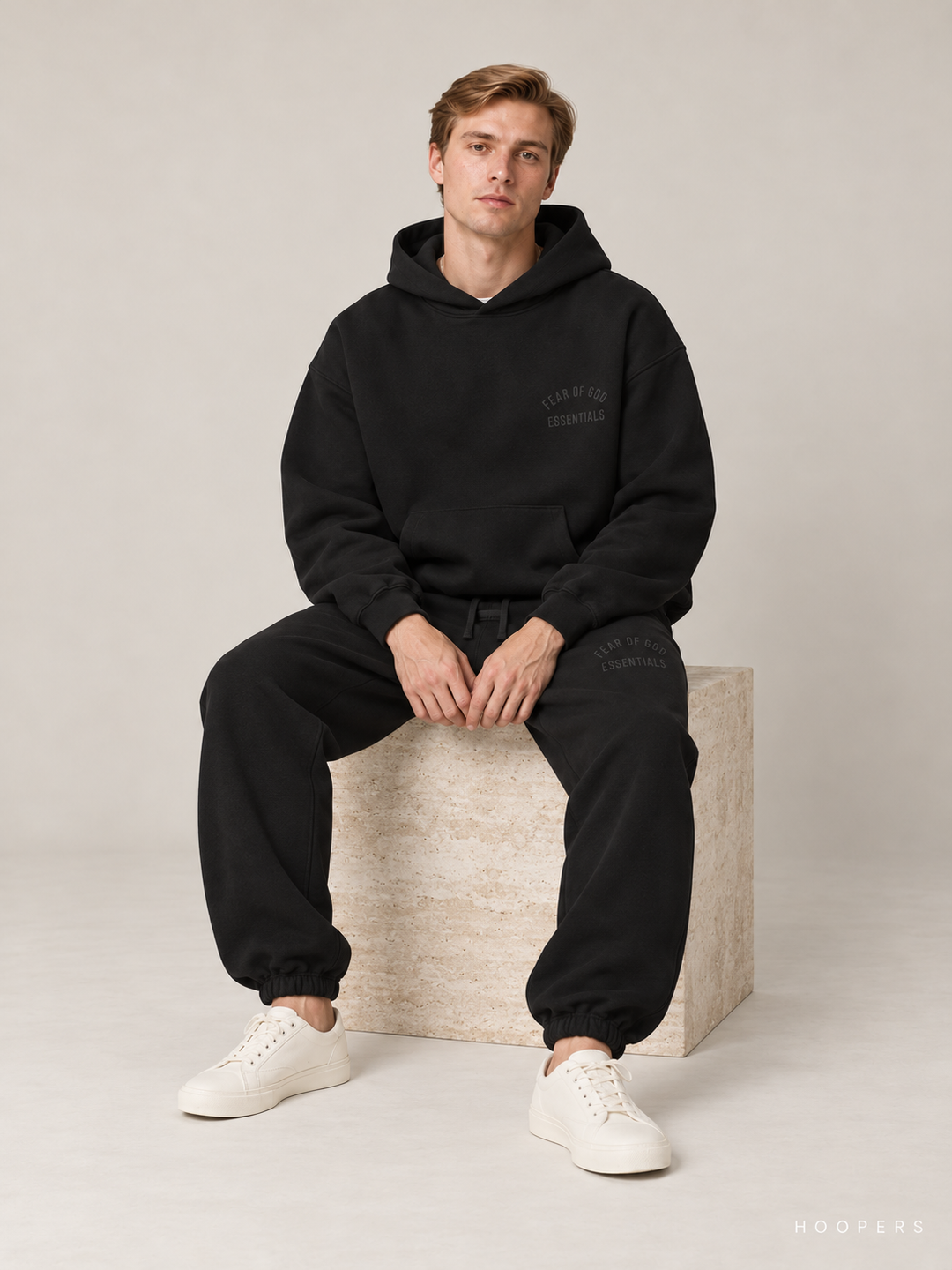 מכנס טרנינג Fear of God Essentials – Arch Jogger שחור – סטודיו