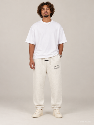 מכנס טרנינג Fear of God Essentials – Arch Jogger שמנת מלאנז' | HOOPERS