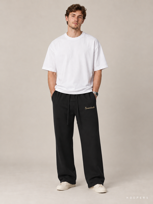 מכנס טרנינג Fear of God Essentials – Gold Script שחור | HOOPERS
