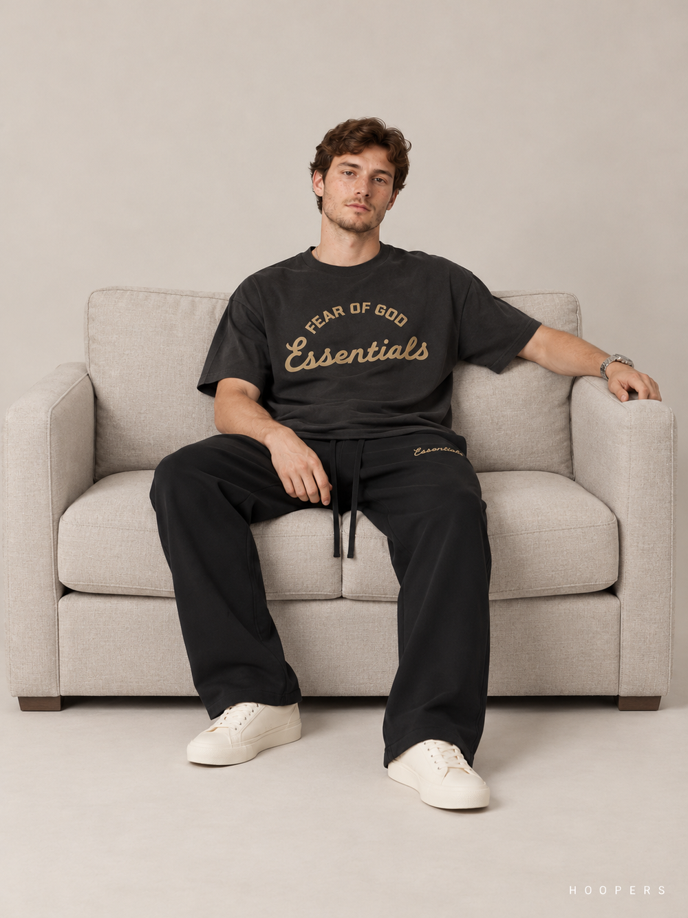 מכנס טרנינג Fear of God Essentials – Gold Script שחור | HOOPERS
