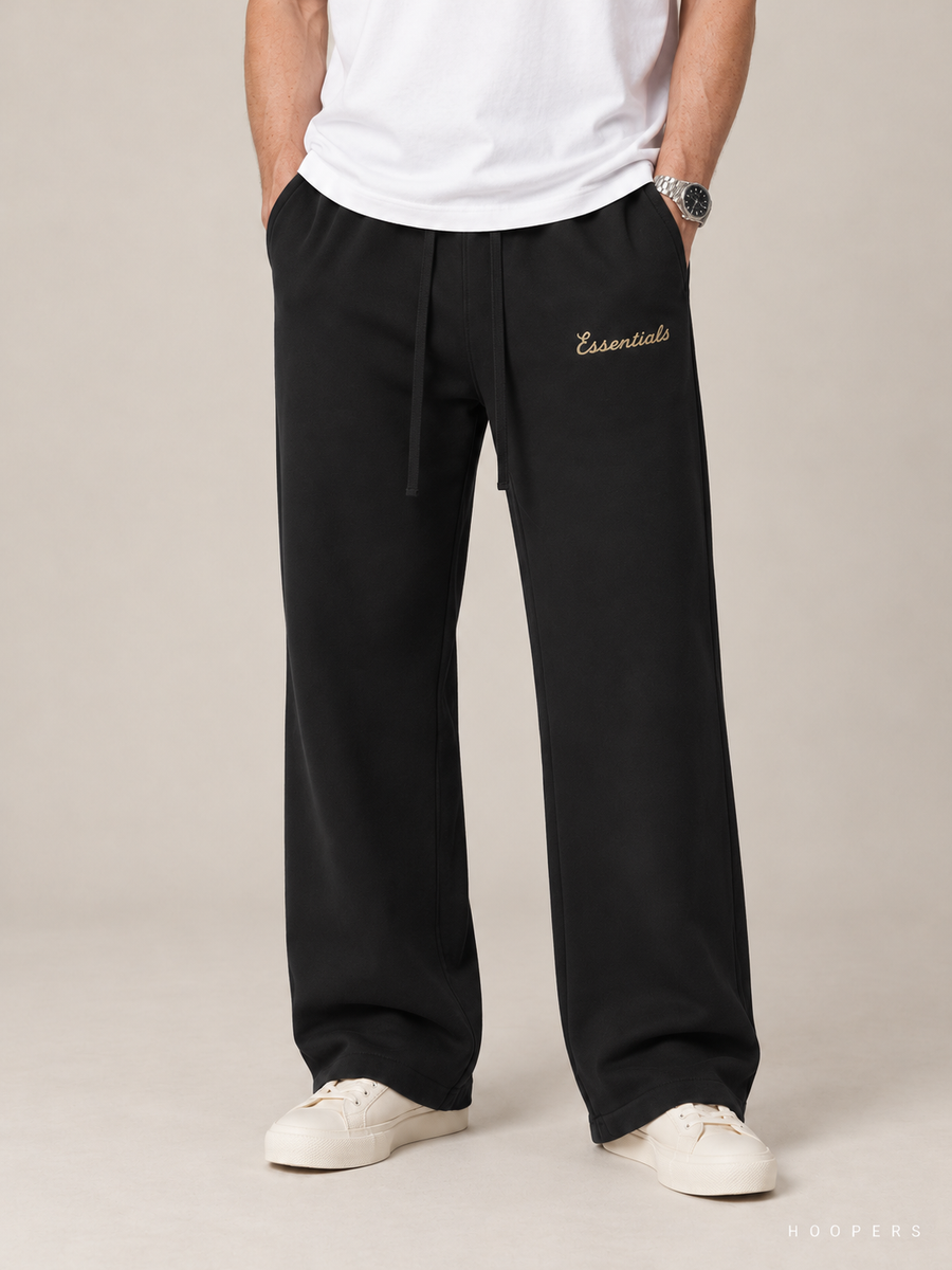 מכנס טרנינג Fear of God Essentials – Gold Script שחור | HOOPERS