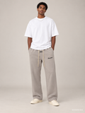 מכנס טרנינג Fear of God Essentials – Script אפור חם | HOOPERS