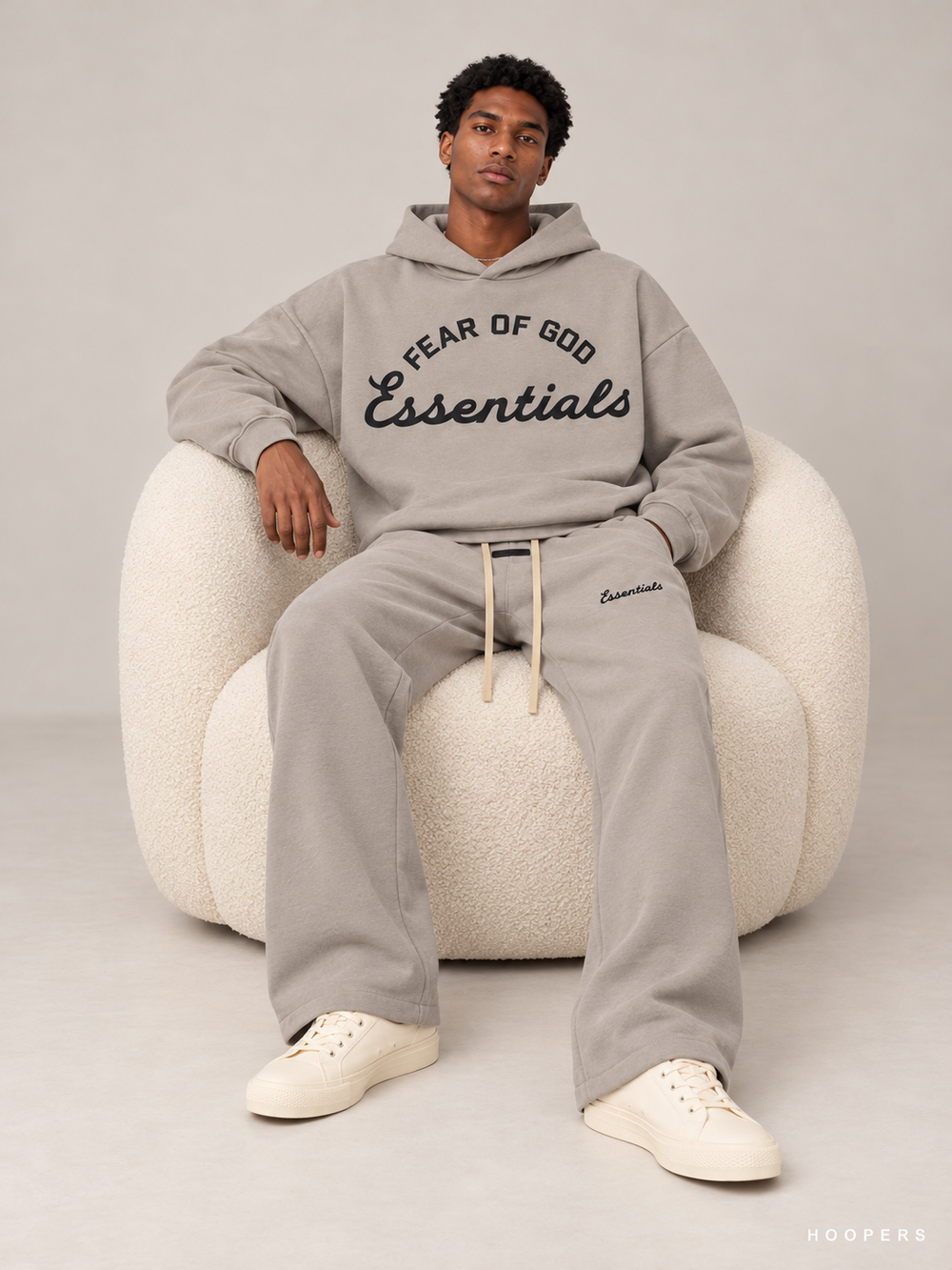 מכנס טרנינג Fear of God Essentials – Script אפור חם | HOOPERS