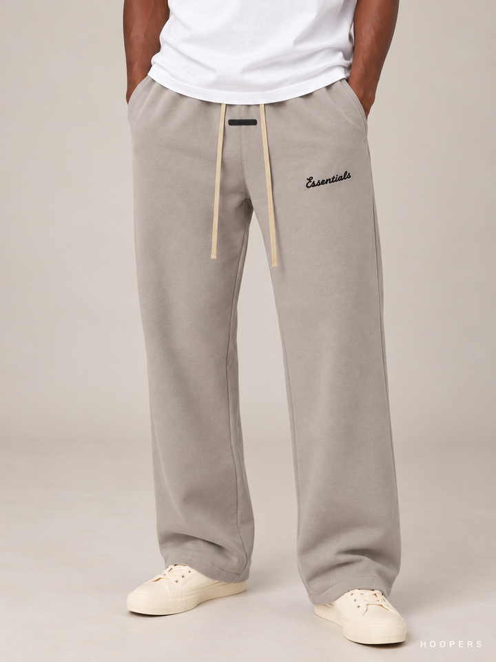 מכנס טרנינג Fear of God Essentials – Script אפור חם – תקריב