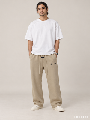 מכנס טרנינג Fear of God Essentials – Script חאקי | HOOPERS