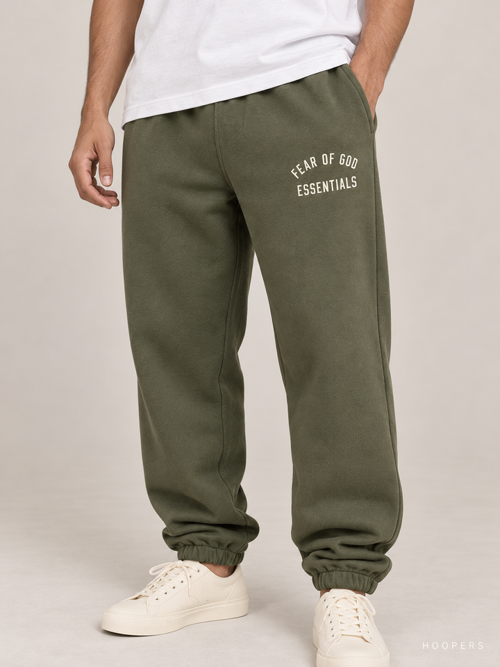 מכנס טרנינג Fear of God Essentials – Arch Jogger ירוק זית – תקריב