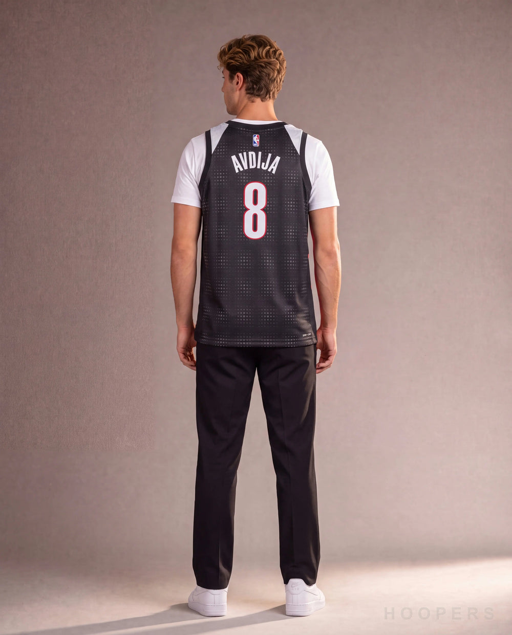 HOOPERS - מבט אחורי: גופיית AVDIJA 8 פורטלנד City Edition שחור