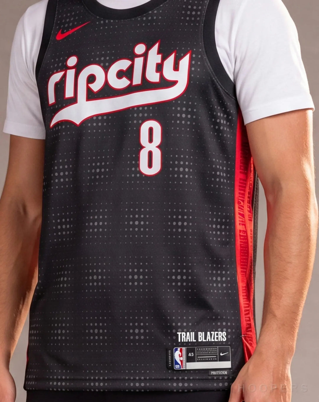 HOOPERS - מבט פרט: כיתוב ripcity ומספר 8 על גופיית אבדיה פורטלנד