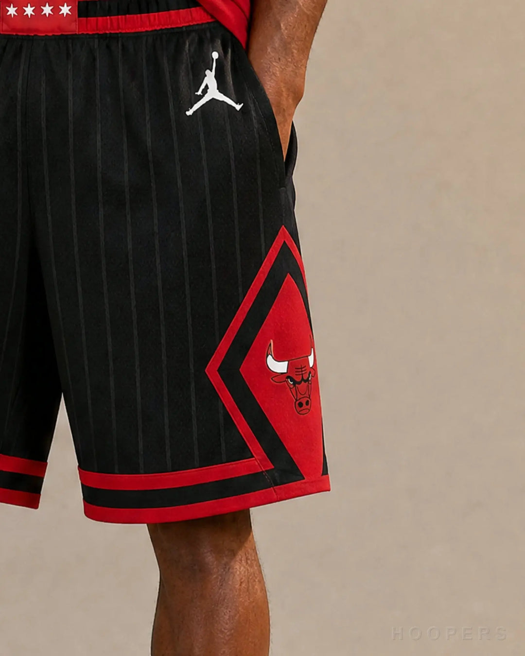 HOOPERS - מבט פרט: לוגו שיקגו בולס ולוגו Jordan