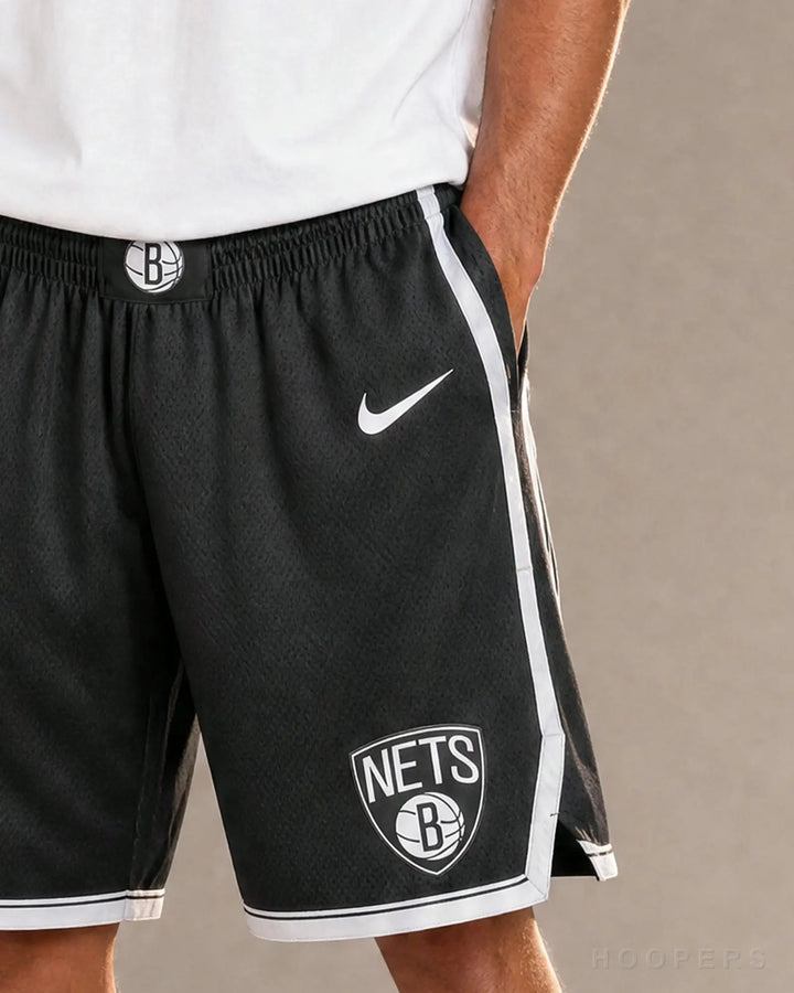 HOOPERS - מבט פרט: לוגו NETS וסמל ברוקלין
